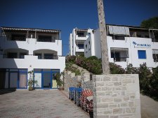 Das Seminarhaus, daneben das Haus Finikas Das Seminarhaus, daneben das Haus Finikas